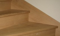détail stylobate escalier béton habillé chêne